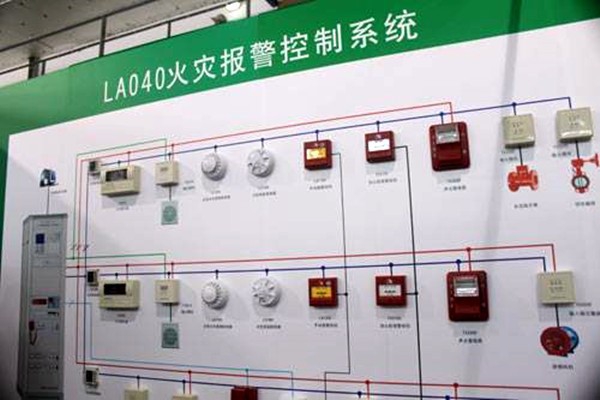 出現(xiàn)火警時(shí)，樓宇控制系統(tǒng)如何快速做出反應(yīng)？